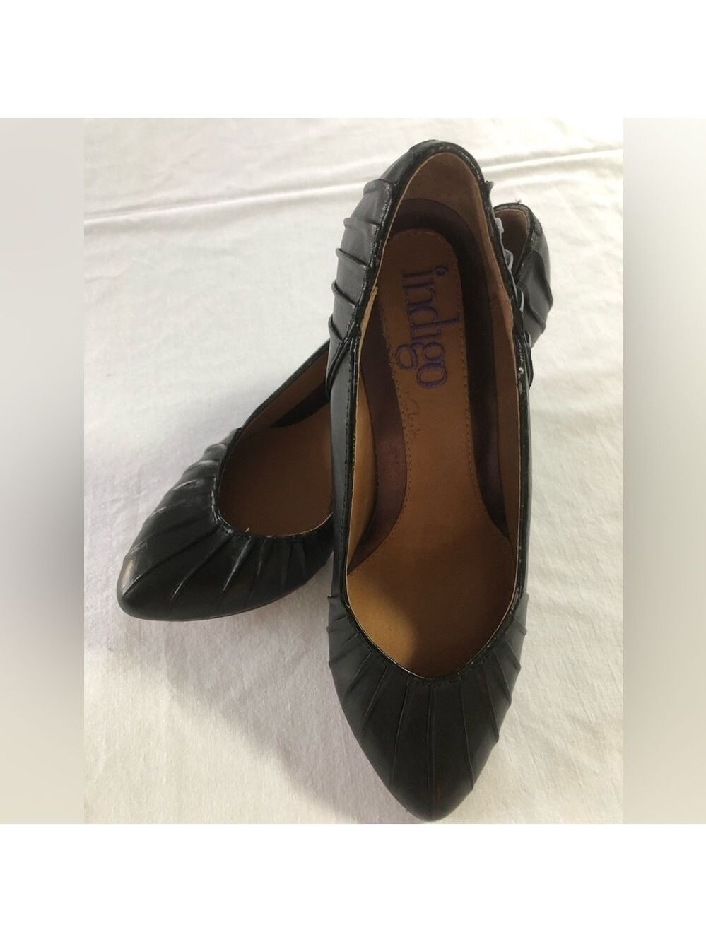 EUC Indigo Clark’s Size 6M Pumps